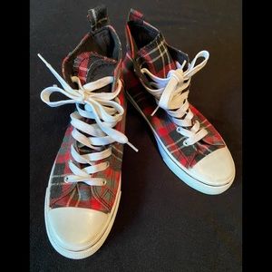 Rue21 black and red plaid sneakers sz M 7/8
